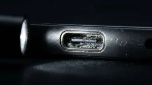 Cara Membersihkan Port Charging HP agar Tidak Longgar atau Kotor